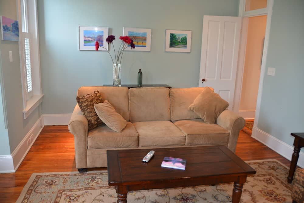 Fabulous 1890 Victorian on Capitol Hill, 100 steps to metro - Washington, D.C. - Living room