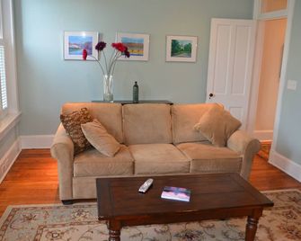Fabulous 1890 Victorian on Capitol Hill, 100 steps to metro - Washington, D.C. - Living room