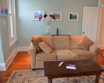 Fabulous 1890 Victorian on Capitol Hill, 100 steps to metro - Washington, D.C. - Living room