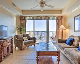 1 Mi to Disney Lakefront Condo with Pool Access! - Orlando - Living room