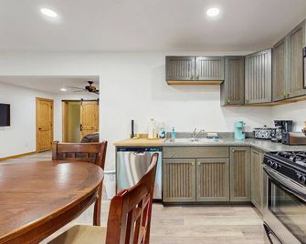 Dog-friendly mountain home with private hot-tub, fire-pit and pool table - Little Switzerland - Kitchen