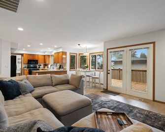 Highly Sought, Highly Ranked, Spacious 4 Bdrm Home With Unbeatable Location - Vancouver - Sala de estar