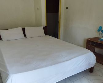Hotel O Madame Guesthouse - Senggigi - Yatak Odası