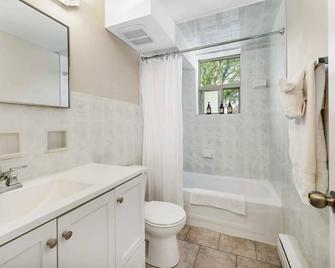 Private 2Bdrm Newly Renovated - Furnished apt - U3 - Burlington - Bathroom