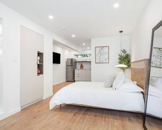 New, Modern & Clean Luxury Studio Suite - Great Location! - Burnaby