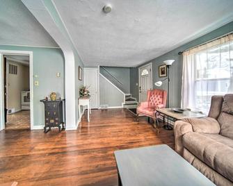 Eastlake Home with Patio Less Than 1 Mi to Lake Erie! - Eastlake - Living room