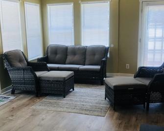 Wonderful spacious home in Hinesville, Ga. 5 min. from Ft. Stewart’s main gate! - Hinesville - Obývací pokoj