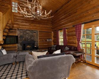 Private and spacious mountain retreat w/views, privacy, hot tub, & guest house! - Gallatin Gateway - Living room