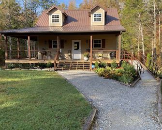 Touch of Heaven-entire cabin, family friendly, 3 levels, maximum of 8 guests. - Linden - Building