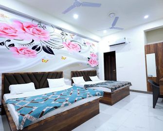 Shri Girraj Residency - Mathura - Bedroom