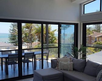 The Cove 2 - Stunning Upper Floor Of Large House - Black Head - Varanda