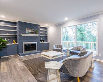 The Strata 4000 Sq Feet, 6 Br, Pool Table/Rec Room - Huntsville - Living room