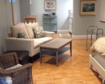 Salt Spring Carriage House B&B - Vesuvius - Salon