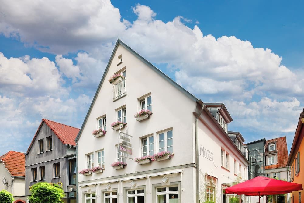 Hotel Müller Café & Wein - Mondholzhotel - Veitshöchheim - Building