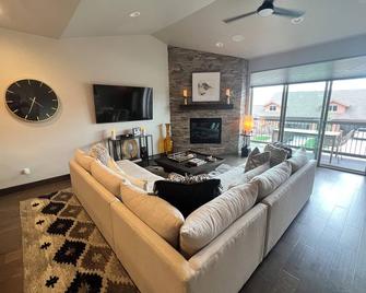 Spacious Modern Brand New 4-Br/4-Ba Townhome - Views Of All Park City Ski Runs! - Kamas - Living room