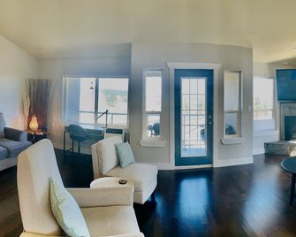 Right off Main Street, near delicious bakeries and more.10 minute walk to beach! - Ladysmith - Living room