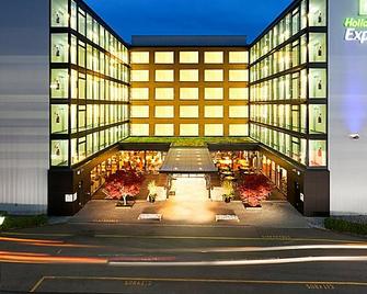 Holiday Inn Express Zürich Airport By IHG - Zurich - Building