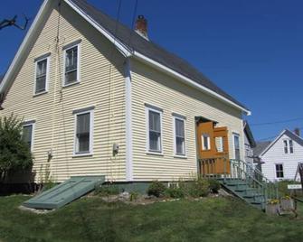 Lubec Downeast Village Ground Level Apartment-- Walk To Beach And Restaurants - Lubec - Building