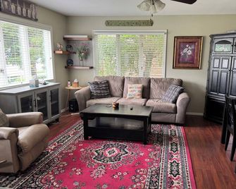 3-bedroom House in Cozy Mundelein with Private Patio and Grill - Mundelein - Living room