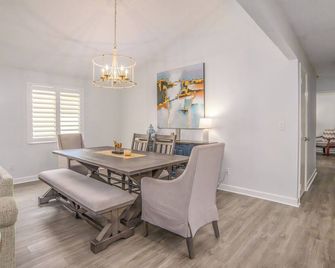 2 Bed Condo w/Pool 1 hr to Theme Parks and Beaches - Mulberry - Dining room
