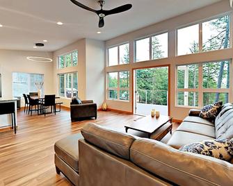 Water Views from this New Northwest Modern Home w/ Hot Tub - Eastsound - Вітальня