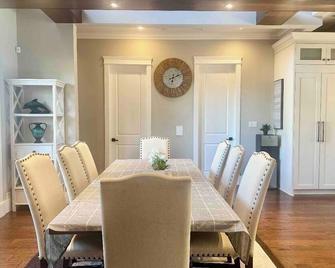 Your Spacious Vacation Home - Surrey - Dining room