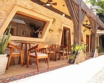 Hotel Tunich Naj & Hostal - ויאדוליד - פטיו