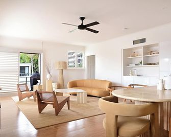 Noosa International Apartment 147 - Just Moments from the Beach - Noosa Heads - Living room