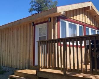 C6 - Cozy Lakefront Cottage in Temiskaming Shores - Cobalt - Building