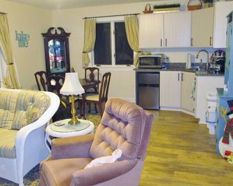 Lakeside Smoke-Free Studio with dock, canoe, wifi, HDTV, & Chromecast - Frederica - Living room
