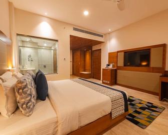 Periyar Vibes Private Pool Villa - Alwaye - Bedroom