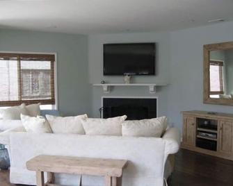 Surfs Up Beach House - Hermosa Beach - Living room