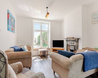 Stunning views of the English Channel and Brighton Marina. - Brighton - Living room