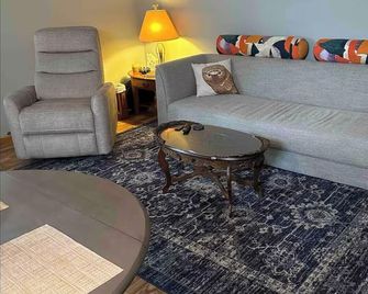 Charming 1-bedroom upstairs apartment in Austin with AC - Austin - Sala de estar
