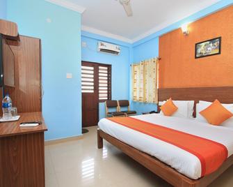 OYO 9583 Hotel Qinn - Kushālnagar - Camera da letto