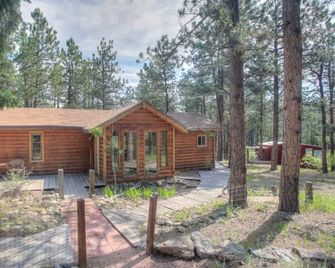 Charming Cabin on Dream Property - Pine - Edificio