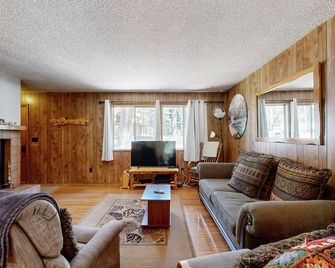 Dog-Friendly Tahoe City House Near Hiking and Skiing - Walk to Lake - Tahoe City - Living room