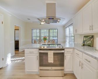 Stanardsville Cabin Rental about 24 Mi to Shenandoah! - Stanardsville - Kitchen