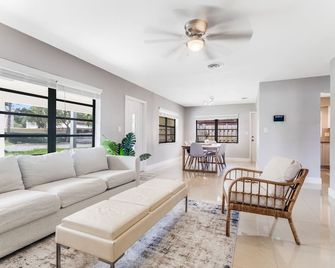 3/2 HOME w/Pool/Ocean Access Canal- 5 min to beach - Fort Lauderdale - Living room