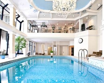 Queen's Court Hotel & Residence - Budapest - Pool