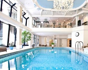 Queen's Court Hotel & Residence - Budapest - Pileta