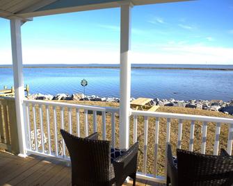 Boat Launch, Seafood Market & Bait-Tackle Shop Next Door - Eastpoint - Balcony