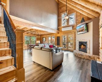3 bed 2 bath log cabin w/ firepit in Sister Bay, WI - Sister Bay - Вітальня
