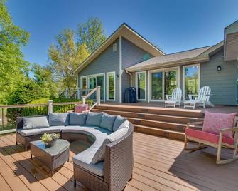 Fire Pit and Grill Riverfront Home in Arkansas! - Mountain Home - Innenhof