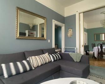 Charming Victorian Cottage Upper Unit 3 Bedroom Near Oakland's San Antonio Park - Oakland - Wohnzimmer