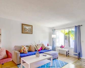 Entire Spacious 3-Bedroom House, Ranch Style w Gated Yard near Beach - Imperial Beach - Living room
