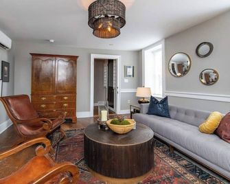 This house is a 3 bedroom(s), 2 bathrooms, located in Frankfort, KY. - Франкфорт - Вітальня