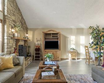 Tv's in Every Bedroom-Spacious-1 Mile to Aquarium & Downtown - Jenks - Living room
