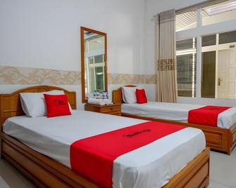 RedDoorz Plus @ Alam Raya Hotel - Palu - Bedroom