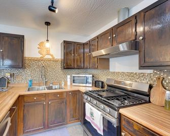3 Mi to Alaska Zoo: Family Home in Anchorage! - Anchorage - Cocina